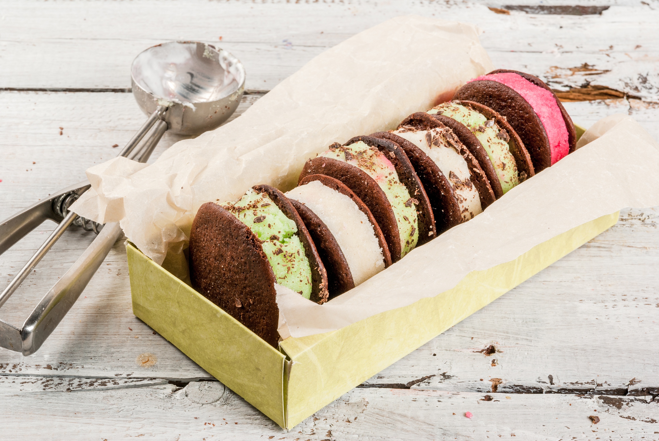 Ice-Cream-Sandwich-With-Whoopi-177092878.jpg